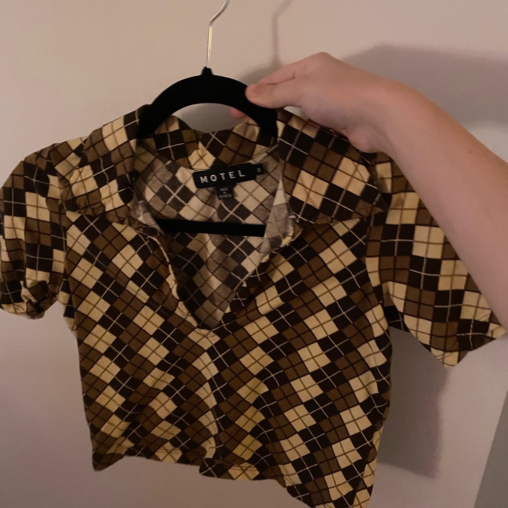 brown argyle v neck tshirt